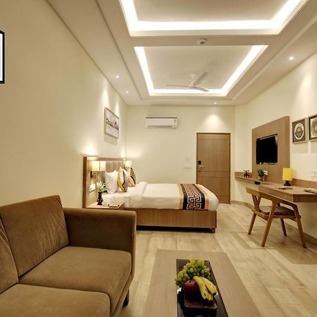 Airport Hotel Claytone Ню Делхи Екстериор снимка