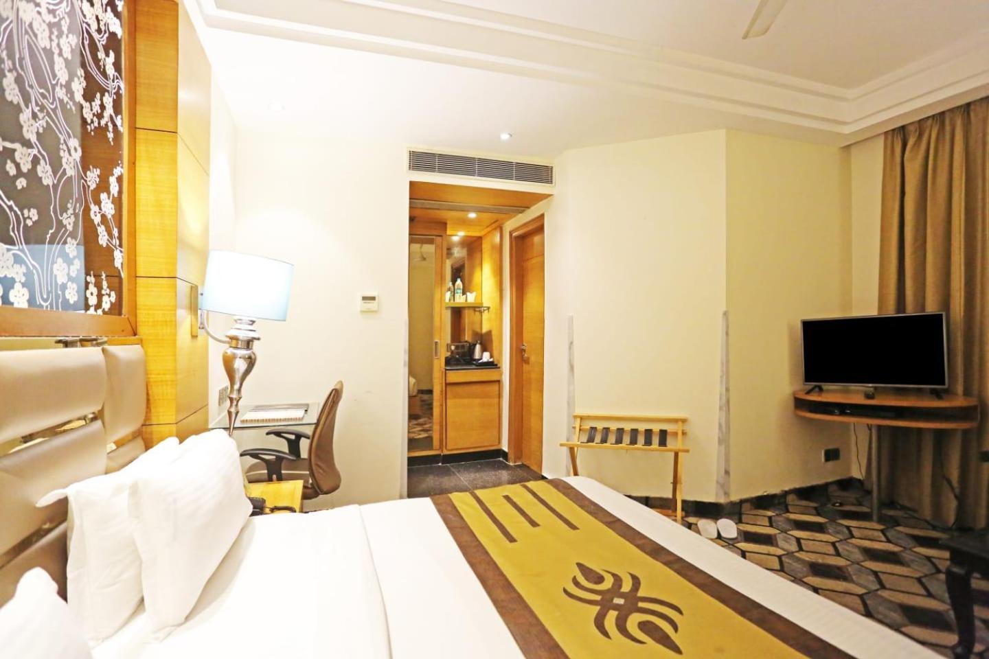 Airport Hotel Claytone Ню Делхи Екстериор снимка
