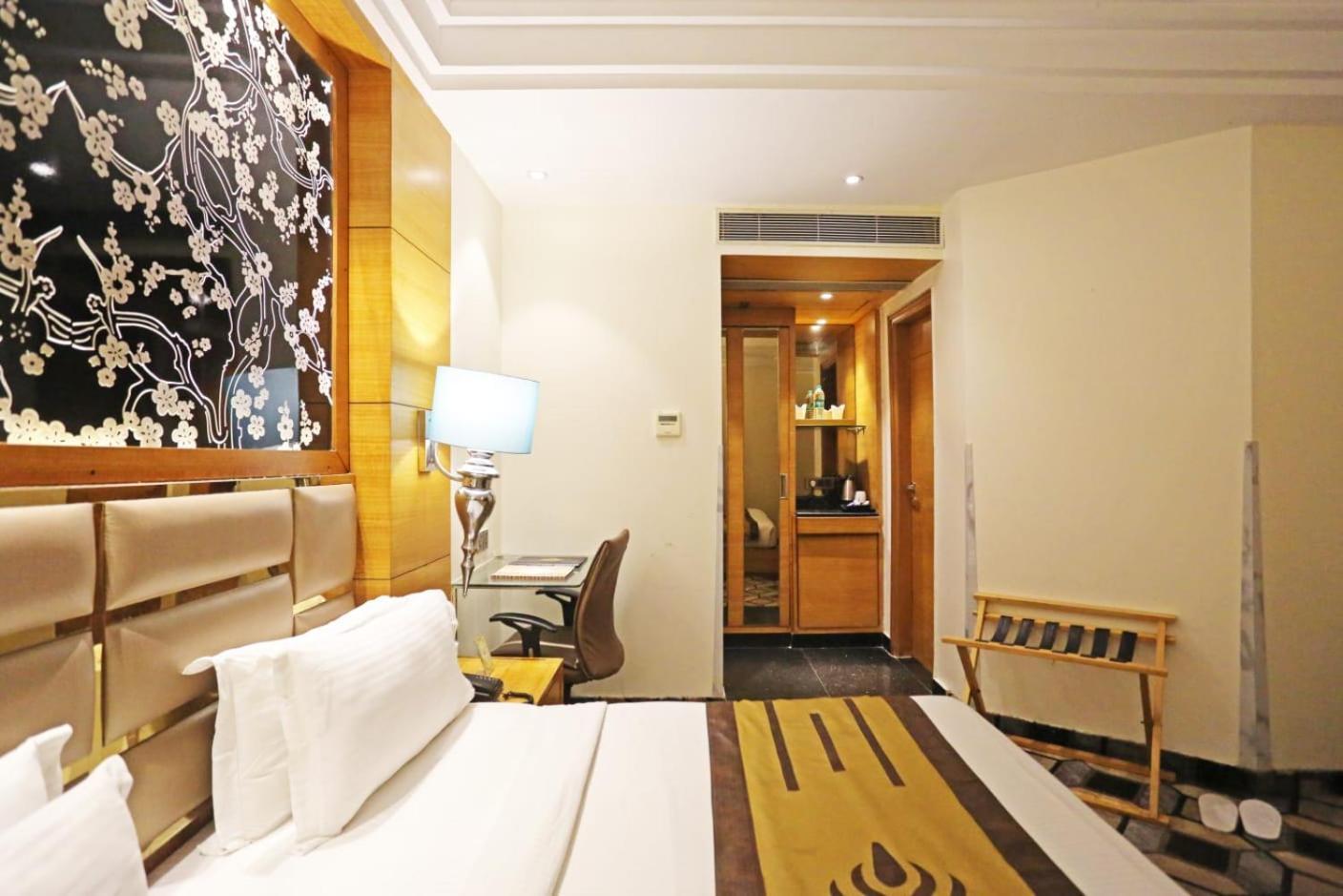 Airport Hotel Claytone Ню Делхи Екстериор снимка