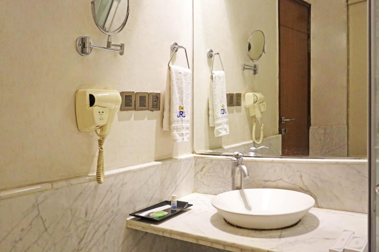 Airport Hotel Claytone Ню Делхи Екстериор снимка